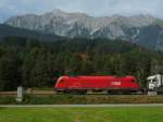 Eine Rh 1216 leistet Schubdienst an einer Rola Richtung Wrgl. Hier vor einem Bergmassiv bei Terfens-Weer. 09.09.09