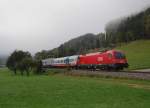 Der Morgennnebel hat sich gerade etwas verzogen
als die 1216 016 mit einer umgeleiteten Rola
am 26.09.2009 in der Ortschaft Schn 
durchgerollt ist.