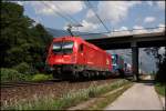 1216 003 (E190 003) rollt am Zugschluss mit. Aufgenommen im Mittagslicht des 07.08.2009 bei Schwaz.