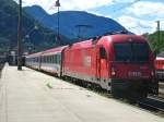 Die 1216 020 mit EC 82 in Kufstein.