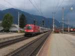 Unter eine drohende Luft fahrt 1216 012 mit EC 84 Bologna Centrale-Mnchen Hauptbahnhof ein in Wrgl Hauptbahnhof am 11-8-2010.