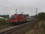 Die 1216 012 am 14.10.2010 mit einem Brenner EC unterwegs bei Grokarolinenfeld.