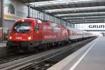 1216 011 mit einem City Night Line in Mnchen Hbf am 14.08.2010