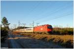 Am Morgen des 17.1.2011 eilt 1216 239 mit dem OIC 172 durch die Neunkirchner Allee bei St.