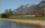 1216 017 mit einem Brenner EC -> Kufstein. Hier gerade kurz vor dem BF Oberaudorf den er ohne Halt durchfahren wird. (09.04.2011, Niederaudorf)