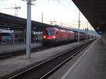 1116 129 und 1216 ? am 14.03.2011 bei der Durchfahrt mit einem G�terzug in Villach HBF