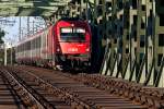 1216 236 mit EC 173  Vindobona  auf der Brcke ber die Donau in Wien, kurz vor dem Praterkai.