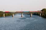 EC 74 „Franz Schubert“ ist von Wr. Neustadt nach Prag unterwegs. Die Aufnahme auf der Brcke ber das Wr. Entlastungsgerinne enstand am 04.09.2011.