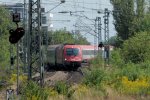 1216 021 schlngelt sich am 20.08.11 durch die Baustelle am Heimeranplatz zu Mnchen