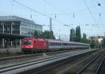 1216 024 durchfhrt mit dem EC 84 Bologna Centrale - Mnchen Hbf den bahnhof Heimeranplatz Richtung Hauptbahnhof.