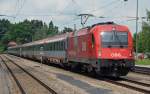 1216 011 befrderte am 06.07.12 einen EC von Mnchen nach Verona, fotografiert bei der Durchfahrt in Aling.