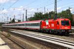 Die 1216 014 / E 190 014 zieht einen EC von Mnchen Richtung sterreich durch Mnchen Heimeranplatz am 18.07.2012