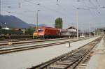 1216 009-1 durchfhrt am 17.9.2012 mit DB/BB EC den neuen Bahnhof Brixlegg Richtung Innsbruck. Leider stren jetzt die neuen Oberleitungsmasten, die es ja vorher nicht gab.