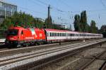 Die 1216 015 / E190 015 zieht einen EC durch Mnchen Heimeranplatz Richtung Hbf am 08.09.2012