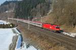 1216 238 mit EC172 (Villach - Hamburg) in voller Fahrt bei Langenwang am 5.03.2013.