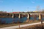 Zugbegegnung auf der Brcke ber das Wiener Entlastungsgerinne zwischen Wien Praterkai und Wien Lobau.