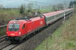 1216 227 ist am 24.04.2013 mit EC172 bei Krieglach unterwegs.