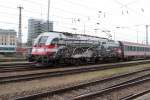 Die 1216 020 mit EC 83 von Mnchen nach Verona bei der Ausfahrt vom Hbf Mnchen am 26.04.2013