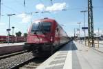 Am 17.08.2013 steht 1216 014 mit EC 89 von Mnchen Hbf nach Verona Porta Nuova in Rosenheim und wartet auf die Weiterfahrt gen Kufstein. Der Lokfhrer wartet ebenfalls darauf, dass die Tren endlich schlieen und er den Zug wieder in Bewegung setzen kann.