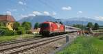 Hier ist die 1216 018-2 mit dem EC aus Italien nach München am ehemaligem BÜ in Niederaudorf unterwegs. Der Zug hatte ca. 55 min Verspätung. Es befanden sich wieder Flüchtlinge im Zug. Die Arbeiten an dem BÜ ziehen sich sehr in die Länge, die neue Unterführung ist aber Fertig. 18.5.2015