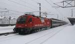 Durch den Neuschnee am 8.1.2017 hat der EC 286 mit 1216 011-7 von Innsbruck nach München ca. 25 min Verspätung. Hier mit Aufenthalt in Wörgl.