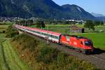 ÖBB 1216.016 mit EC 83 nach Verona am 12. September 2015 bei Langkampfen in Tirol. 