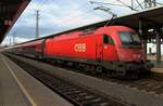 ÖBB 1216 006 steht mit die letzte Zug des Tages nach Wien Hbf in Wiener Neustadt Hbf am 15 September 2024.