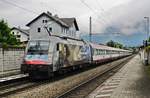 ÖBB 1216 019  Leonardo da Vinci  durchfährt am 17.07.2020 den Bahnhof Oberaudorf. So schön die Sonderbeklebungen für den Eisenbahnfotografen sind, manchmal fragt man sich schon, ob einige nicht nur dazu diesen sollen, Modelleisenbahnern das Geld aus der Tasche zu ziehen...