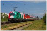 Nach den RailJet Probefahrten von Wien auf den Brenner, in weiterer Folge mit einer E 189 nach Bozen, und wieder retour nach Wien, ging  1216 004 am 9.5.2009 mit dem OEC 733 (Wien-Villach) wieder Richtung S�den. Die Aufnahme zeigt sie als Vorspannlok vor dem OEC 733 bei der 60ger LA kurz der S-Bahnstation Atzgersdorf-Mauer.