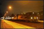 OEC 78 „Gustav Klimt“ von Graz Hbf nach Praha, am 18.10.2011 mit 1216 210 bespannt, aufgenommen beim Halt in Kapfenberg. Mangels Zeit konnte ich mein Stativ nicht mehr aufbauen, und musste das Bild frei Hand machen.