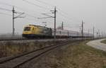 Leider war es heute sehr nebelig als die 1216 210 mit dem OIC 690 bei H�rsching an mir vorbeifuhr.