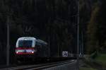 Als die Sonne schon lngst hinter den Bergen verschwunden ist, zieht BB 1216 020 werbend fr das 175 jhrige Jubilum der Eisenbahn in sterreich eine RoLa zum Brenner.