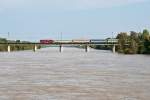 1216 229 fhrt mit dem EC 74  Franz Schubert  ber die Hochwasser fhrende neue Donau in Wien. Die Aufnahme entstand am 07.06.2013, als die Pegelstnde der Donau bereits im Sinken waren.