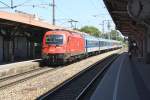 1216 228-7 fhrt am 21.Juli 2013 mit dem EC 73 Smetana durch die Haltestelle Atzgersdorf.