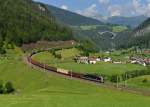 1216 025 schiebt G 44203 zum Brenner hoch. Das Bild entstand am 20.07.2013 an der bekannten Fotostelle in St. Jodok am Brenner.