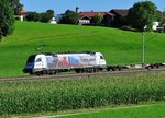 Die 1216 955 der WLC  Roland  am 23.08.16 vor einen Containerzug bei Haslach in der nähe von Traunstein.