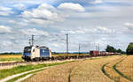 Die Wiener Localbahnen Cargo Lok 1216 950 fährt in Langenisarhofen mit einem KLV Zug vorbei.Bild vom 11.7.2017