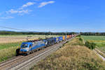 1216 922 + 182 561 mit einem Containerzug am 12.08.2018 bei Gramatneusiedl. 