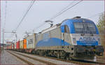 ADRIA 1216 922 'Vanja' zieht Containerzug durch Maribor-Tabor Richtung Norden.