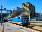 Wien. Am 12.08.2023 steht hier die 1216 953 mit dem Eurocity 102 nach Warszawa Wschodnia im Wiener Hauptbahnhof.