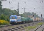 1216 920 von Adria Transport kmpft sich bei strmenden Regen mit einem gemischten Gterzug bei Strakirchen Richtung sterreich, 16.08.2012