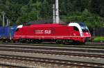 E-Lok 1216 940-7 der SLB vor einem Gterzug, im Bahnhof von Bischofshofen am 31.07.11.