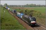 Ein doch eher seltener Gast des Bahnhofs Ebenfurth lie� sich am 01. Mai 2013 gleich zwei Mal fotografieren...
ES64U2 061 mitsamt der abger�steten 1216 921 und STEC 41143 am Weg von Passau nach Ebenfurth -wo der Zug an die GySEV/ROeEE �bergeben wird- aufgenommen um 14:39 Uhr kurz vor Gramatneusiedl.