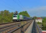 1216 954 mit einem Autozug am 23.04.2014 auf der Mariaorter Brücke bei Regensburg-Prüfening.