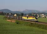 Die 1216 933 und die 1216 932 mit einem Stahlzug am 04.06.2014 unterwegs bei Weng.