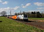 Die 1216 955 mit einem Containerzug am 03.04.2015 unterwegs bei Kimpling.