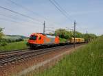 Die 1216 903 mit einem Bauzug am 31.05.2015 unterwegs bei Haiding.