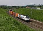 Die 1216 955 mit einem Containerzug am 31.05.2015 unterwegs bei Haiding.