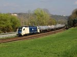 Die 1216 953 mit einem Kesselzug am 10.04.2016 unterwegs bei Pleinting.