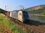 1216 950 mit Containerzug in Fahrtrichtung Koblenz. Aufgenommen bei Lorch im Bächergrund am 16.07.2015.